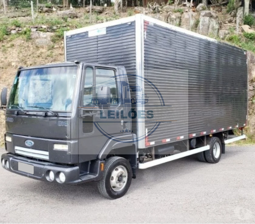Ford Cargo 816 - 4x2 - 2013 - Baú 