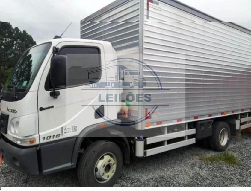 Mercedes Benz Accelo - 4x2 - 2013 - Baú