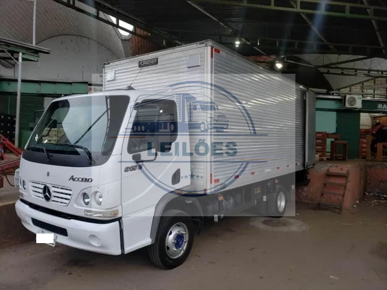 Mercedes Benz Accelo 915C - 4x2 - 2017 - Baú