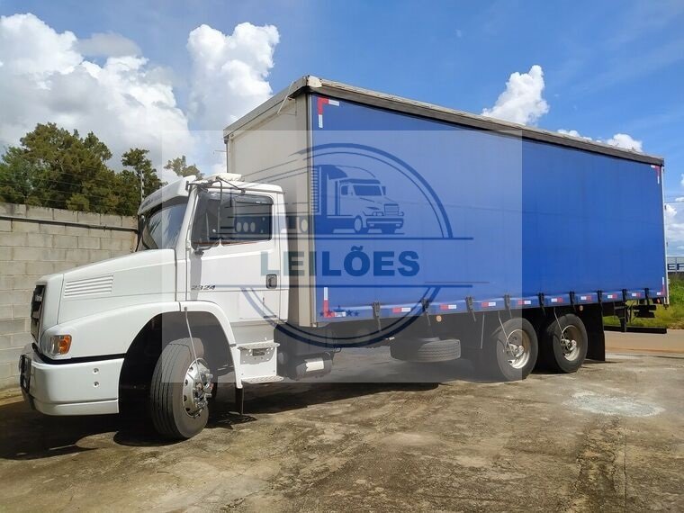 Mercedes Benz Atron 2324 - 6x2 - 2013 - Baú