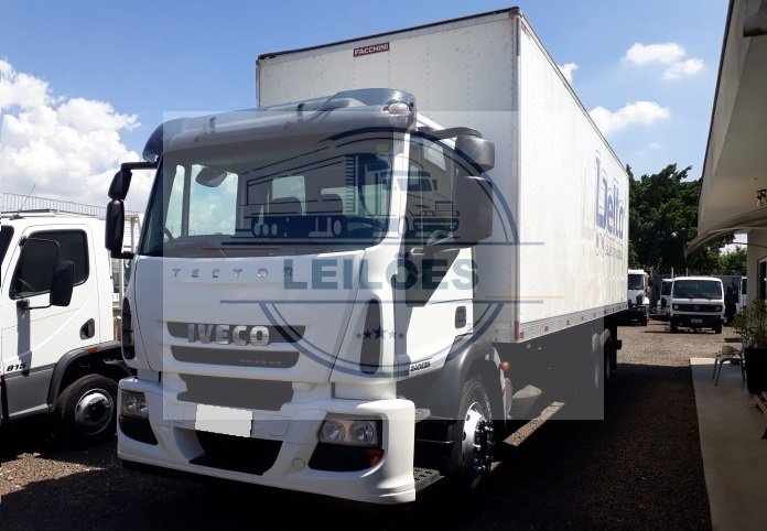 IVECO - 240E25 - 6x2 - 2019 - Baú